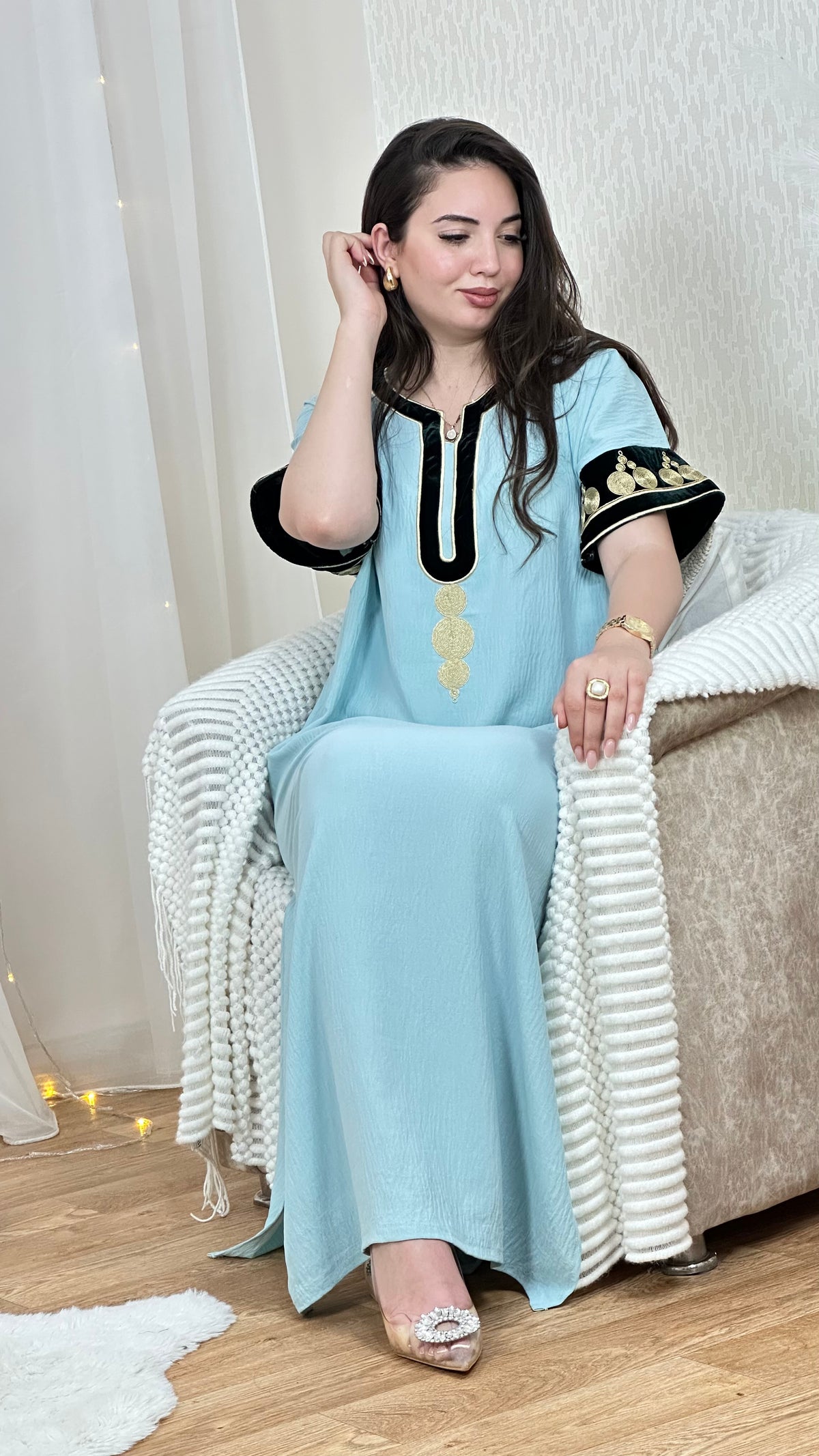 Robe Riya – Détail Brodé Élégant