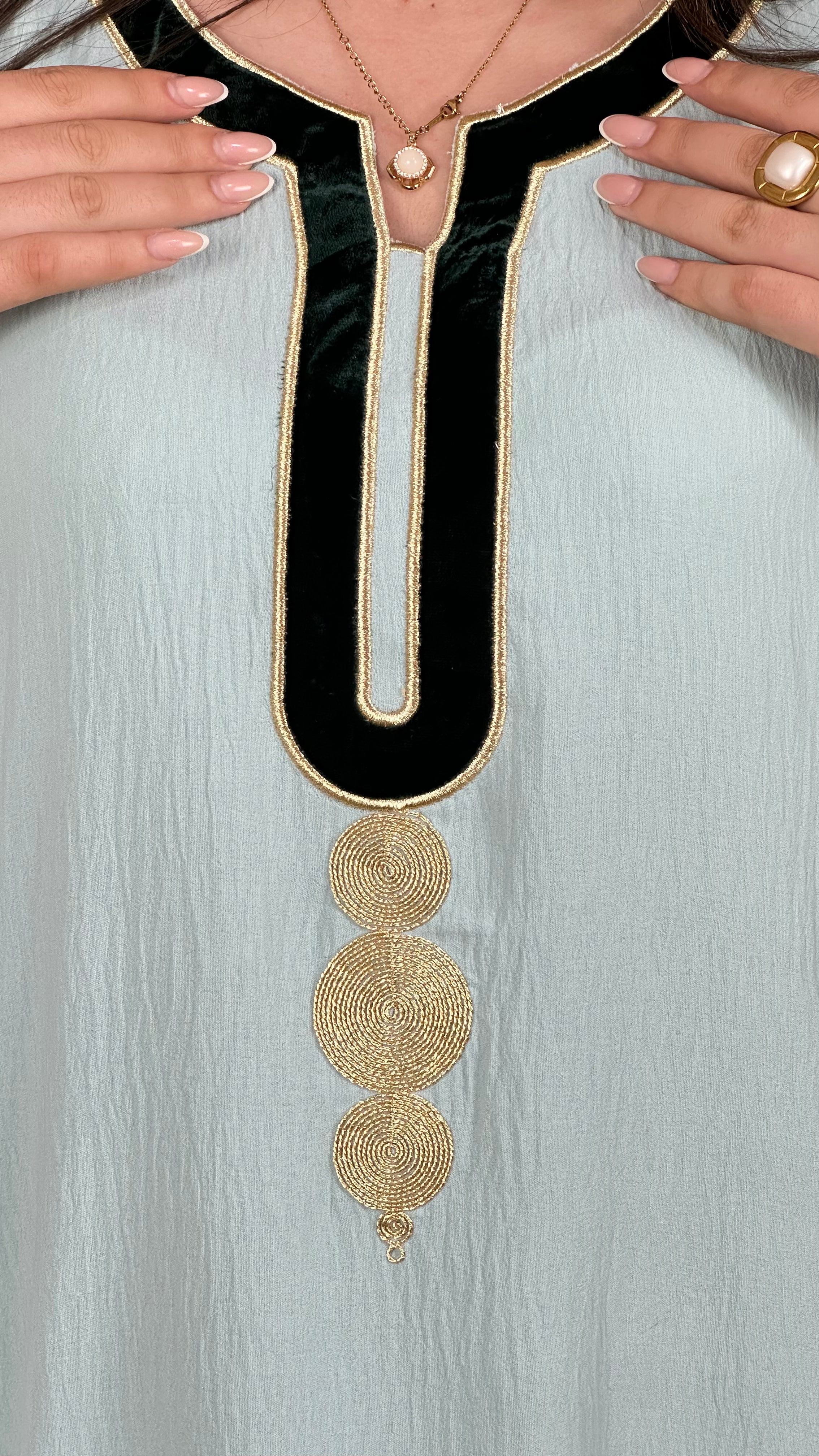 Robe Riya – Détail Brodé Élégant