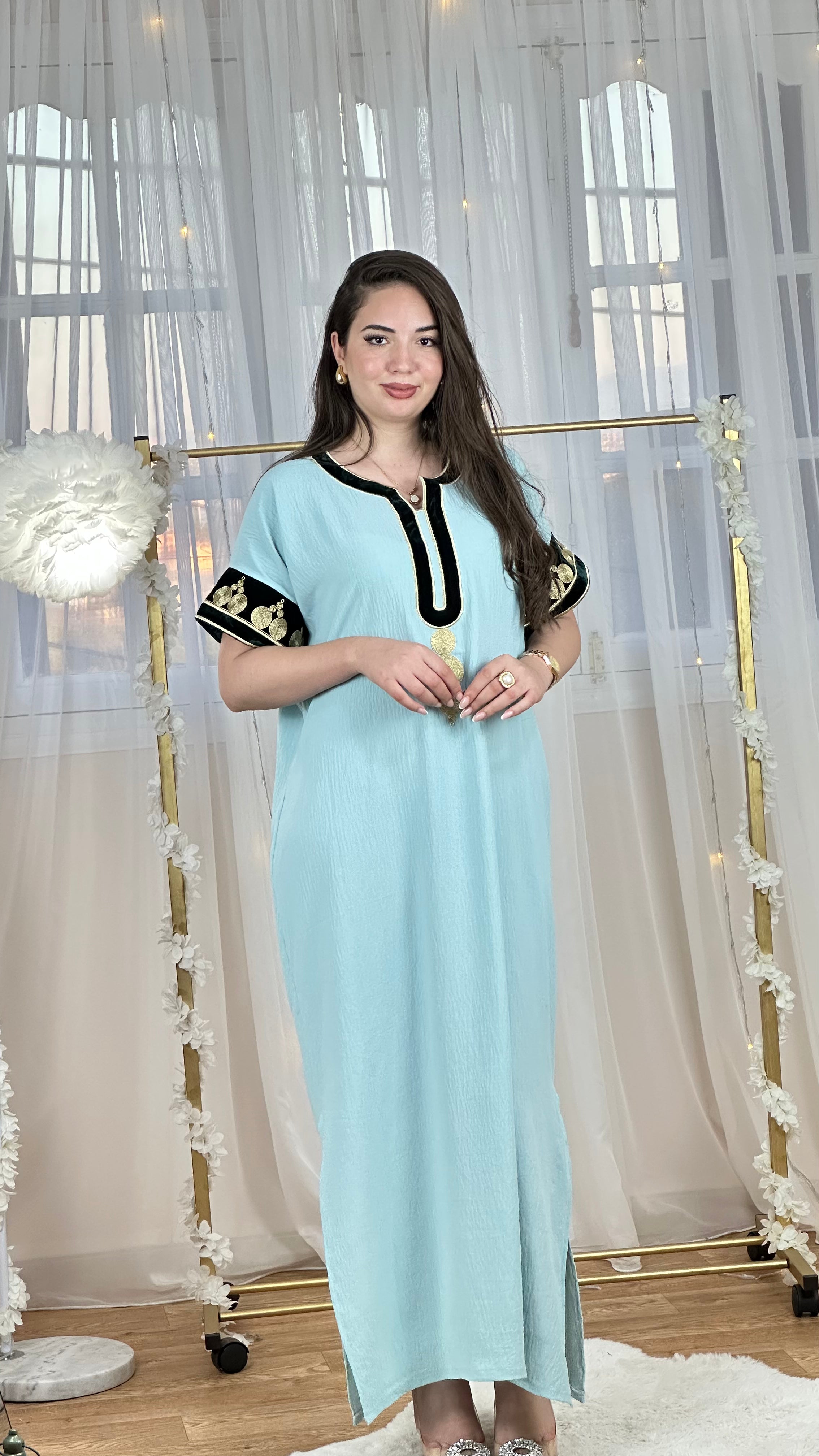 Robe Riya – Détail Brodé Élégant